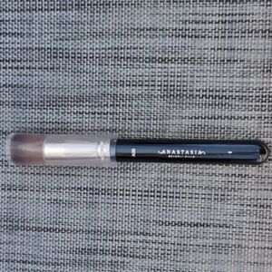 Anastasia Beverly Hills A30 Pro Brush Domed Kabuki Makeup Brush
